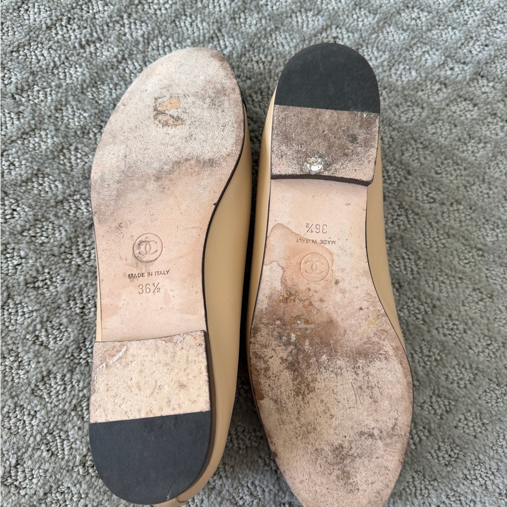 CHANEL Beige and Black Cap-Toe Ballet Flats - Picture 2 of 3